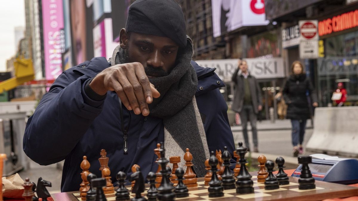 Nigerijský šachista překonal rekord, na Times Square hrál šachy přes 58 hodin